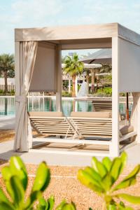 阿布扎比ERTH Abu Dhabi Hotel的度假村泳池畔的凉亭