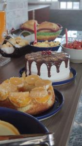 博尼图Pousada Rancho Bonito的一张桌子,上面放着蛋糕和其他甜点