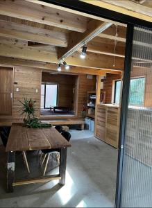 屋久岛Eco Lodge Moss Tasha - Vacation STAY 39871v的客厅配有桌子和钢琴
