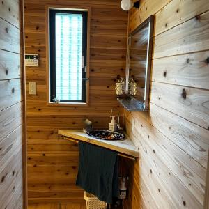屋久岛Eco Lodge Moss Tasha - Vacation STAY 39871v的小木屋内带水槽的浴室
