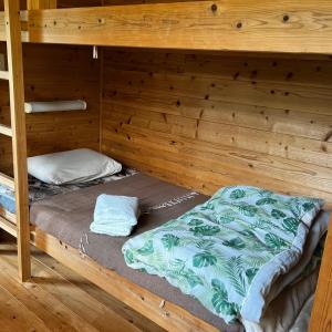 屋久岛Eco Lodge Moss Tasha - Vacation STAY 39871v的小屋内带双层床的房间