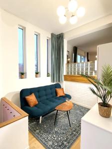 哥德堡Apartment Aekta Studio 3 Gothenburg的客厅配有蓝色的沙发和桌子