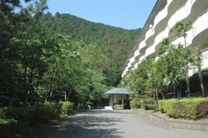 热海VIVI熱海 自然郷 3001丨VIVI Atami Shizenkyo 3001的通往带凉亭的建筑的道路