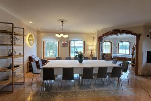 波尔沃Pinecrest Villa - Castle style living on seaside的客厅配有一张白色的大桌子和椅子