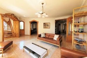 波尔沃Pinecrest Villa - Castle style living on seaside的客厅配有沙发和桌子