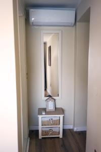 巴什卡沃达Holiday House Terezija的走廊上设有桌子和镜子