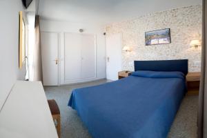 滨海托萨赫斯塔勒特酒店的一间位于客房内的蓝色床卧室