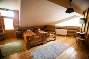 Soontaga格利特汽车旅馆的一间设有两张单人床和地毯的房间