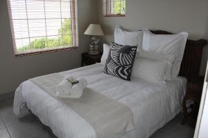 维德尼斯WILDERNESS SEASIDE ESCAPE的卧室配有白色床和毛巾