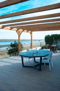 法鲁Wax Hostel的海滩庭院内的蓝色乒乓球桌