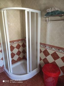 贝莱斯Casa Rosas的带淋浴的浴室,浴室里装有红色垃圾箱