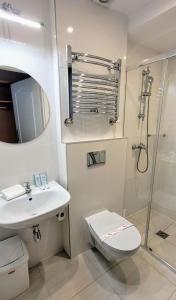 格但斯克老鹰酒店的浴室配有卫生间、盥洗盆和淋浴。