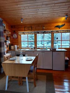 阿克雷里Bakkakot 1 - Cozy Cabins in the Woods的厨房配有桌子和桌椅