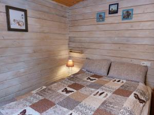 阿克雷里Bakkakot 1 - Cozy Cabins in the Woods的小木屋内一间卧室,配有一张床