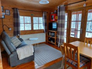 阿克雷里Bakkakot 1 - Cozy Cabins in the Woods的客厅配有沙发和桌子