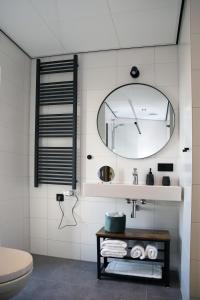劳雷尔苏格Schierzicht Logement的一间带水槽和镜子的浴室
