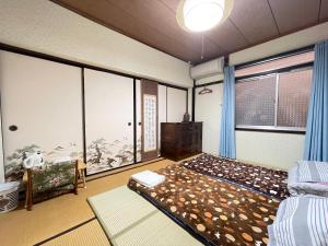 高岛市Shiga Biwa Lake Shanshui House的一间卧室设有一张床和一个大窗户
