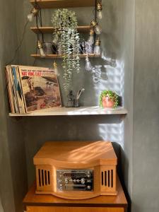 利物浦Room in family home near Penny Lane Liverpool的一张桌子上放着的木制收音机