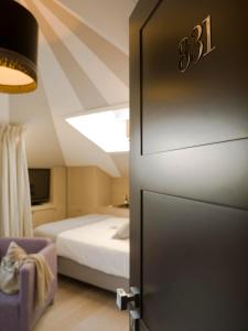 圣玛格丽塔-利古雷八啪拉吉酒店的一间卧室配有一张床,门上设有号码