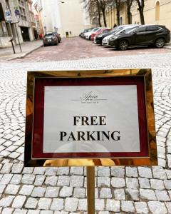 维尔纽斯阿皮亚酒店的街道上免费停车的标志
