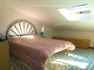 卡沃Attico cavo a pochi passi dal mare的一间卧室配有一张带天窗的大床