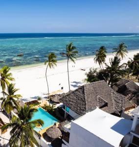 马特姆维Alladin Boutique Beach Hotel and SPA Zanzibar的从度假村的阳台上可欣赏到海滩景色