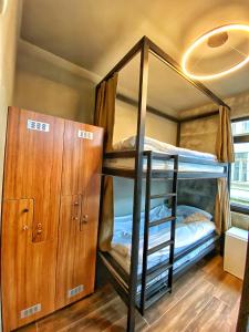 伊斯坦布尔Nomad Hostel Karaköy的双层床间设有双层床和橱柜。