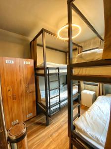 伊斯坦布尔Nomad Hostel Karaköy的客房设有三张双层床和衣柜。