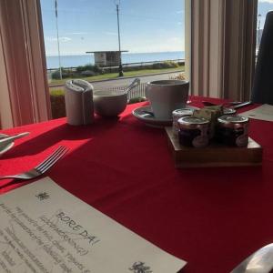 兰迪德诺斯文与摩尔酒店的一张桌子,上面有红桌布和一盘食物