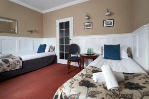 华沙赫纳拉美国豪斯酒店的酒店客房,配有两张床和椅子