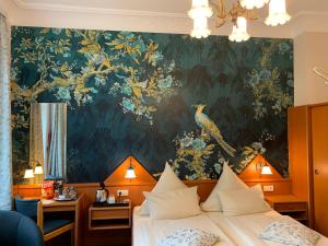 布隆湖畔酒店的酒店客房带两张床和壁画