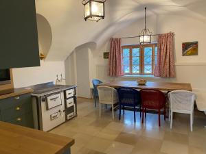 SittersdorfTemelhof - Landhaus mit Sauna und Kamin的厨房配有餐桌和椅子