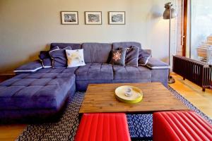 韦尔科兰Joli appartement ensoleillé à Vercorin的客厅配有蓝色的沙发和茶几