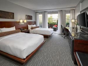 埃德蒙顿马特里克斯酒店的酒店客房设有两张床和一台平面电视。
