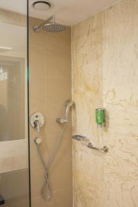 奥普尔奥普尔德西瓦尊贵酒店的浴室内配有淋浴和头顶淋浴