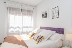 瓜尔达马尔·德尔·塞古拉Apartamentos Turisticos Rent Guardamar的白色的卧室设有床和窗户