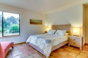 瓜拉拉Madrone House的一间卧室设有一张大床和一个窗户。