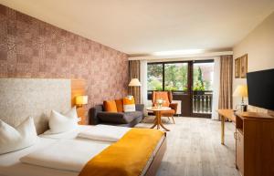 迈卡梅尔因蒙霍夫宫酒店的酒店客房设有床和客厅。