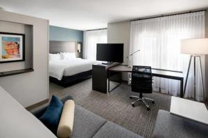 哈姆登Residence Inn by Marriott New Haven Hamden的配有一张床和一张书桌的酒店客房