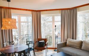 黑灵斯多夫Villa Usedom的客厅配有沙发和桌子