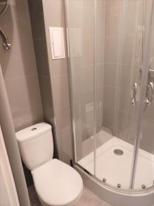 波兹南Rynek 7的一间带卫生间和淋浴的浴室