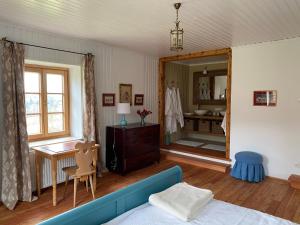SittersdorfTemelhof - Landhaus mit Sauna und Kamin的一间卧室配有蓝色的沙发和镜子