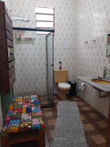萨尔瓦多Hostel My Place Hospedaria的带淋浴、卫生间和盥洗盆的浴室