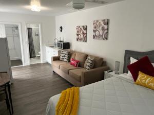 坦帕Incredible comfortable apartments near the airport and beaches的客厅配有床和沙发
