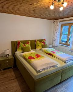 萨尔察赫河畔戈灵Ferienhaus Niederl的一张位于房间的床,上面有两个枕头