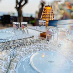 达特恰Datca Masal Gibi Plaj&Restaurant的一张带白板、玻璃杯和台灯的桌子