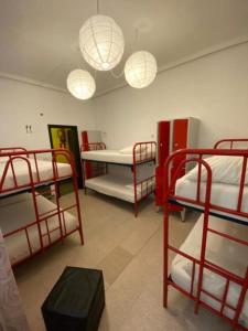 马德里巴比里索尔旅舍的带三张双层床和两盏灯的房间