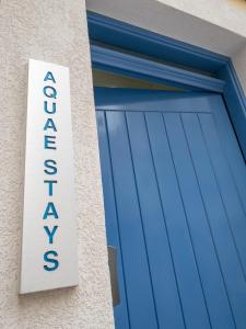 圣保罗湾城Aquae Stays的蓝色车库门,上面有标志