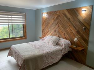 Los RábanosViejoboldo_latrinchera的一间卧室设有一张床和木墙