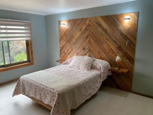 Los RábanosViejoboldo_latrinchera的一间卧室配有一张木墙床